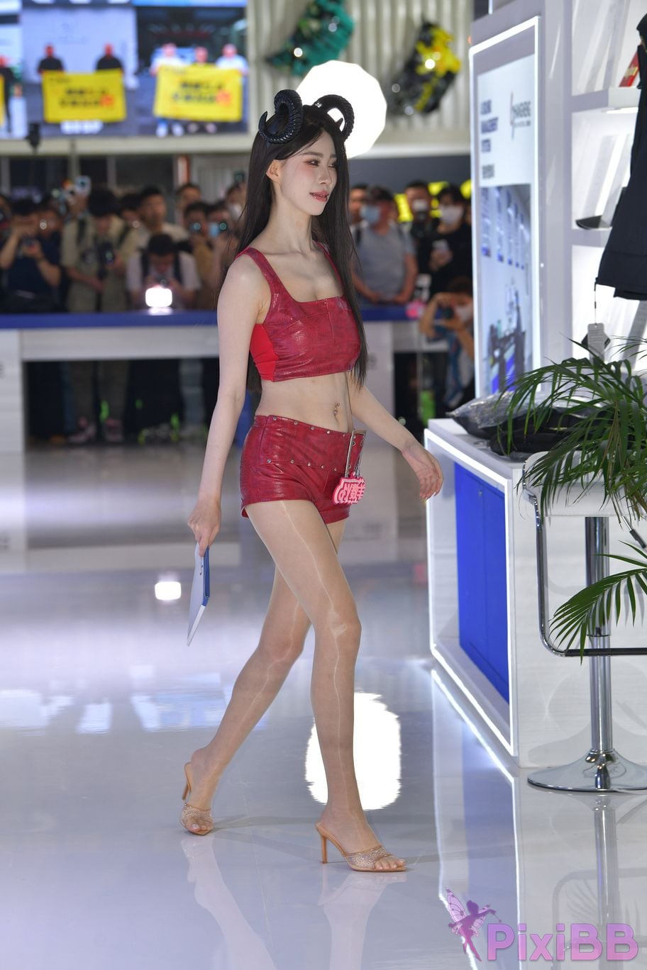 Featured Street Photography Works No.5732 Counting Sheep Red Leather Shorts and Stockings PixiBB.COM 036