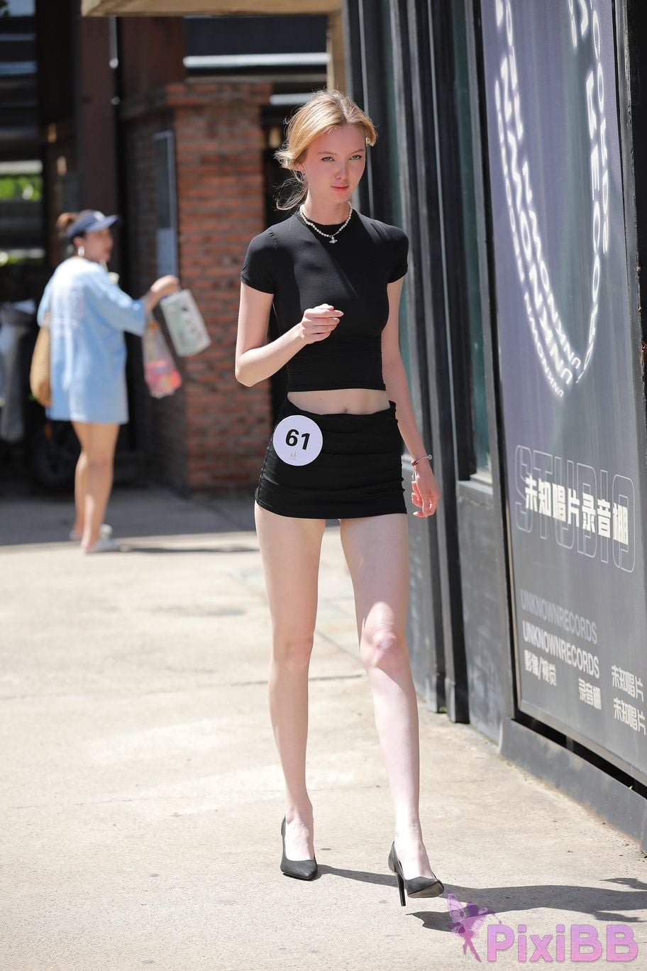 Featured Street Photography Works No.5741 Beautiful girl in super short hot pants skirt PixiBB.COM 022