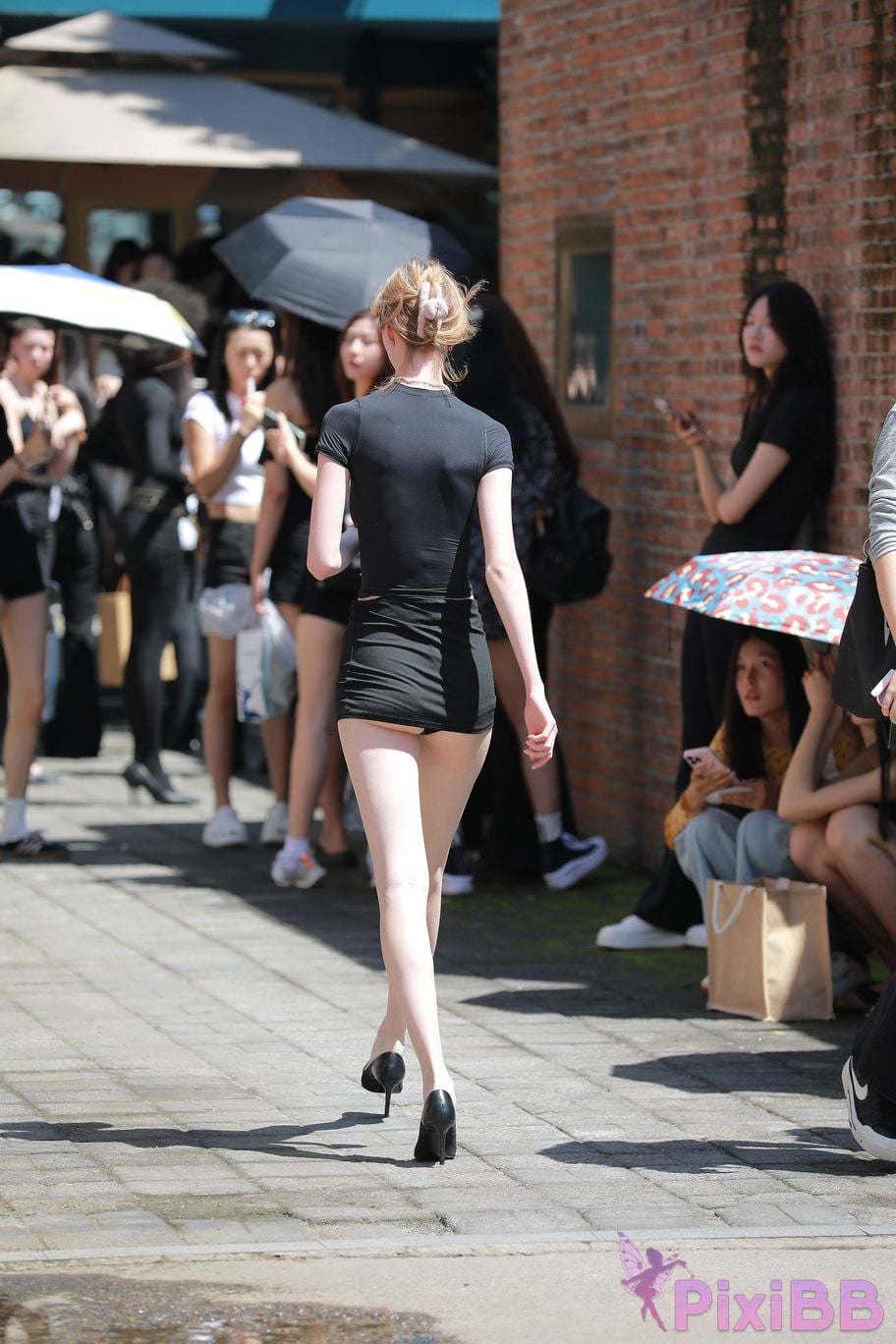 Featured Street Photography Works No.5741 Beautiful girl in super short hot pants skirt PixiBB.COM 072