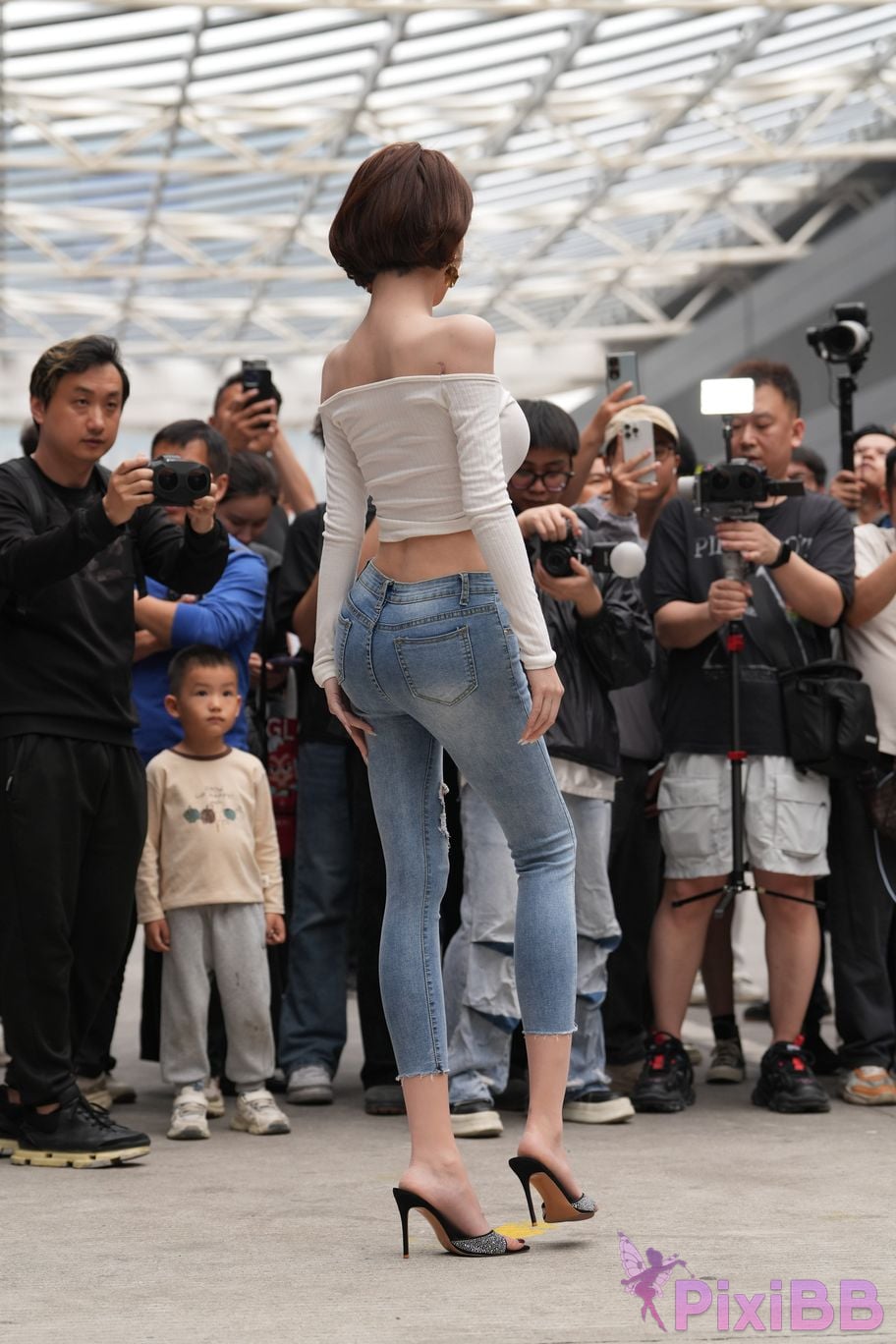 Featured Street Photography Works No.5744 Silk little cat Dabao in jeans PixiBB.COM 070
