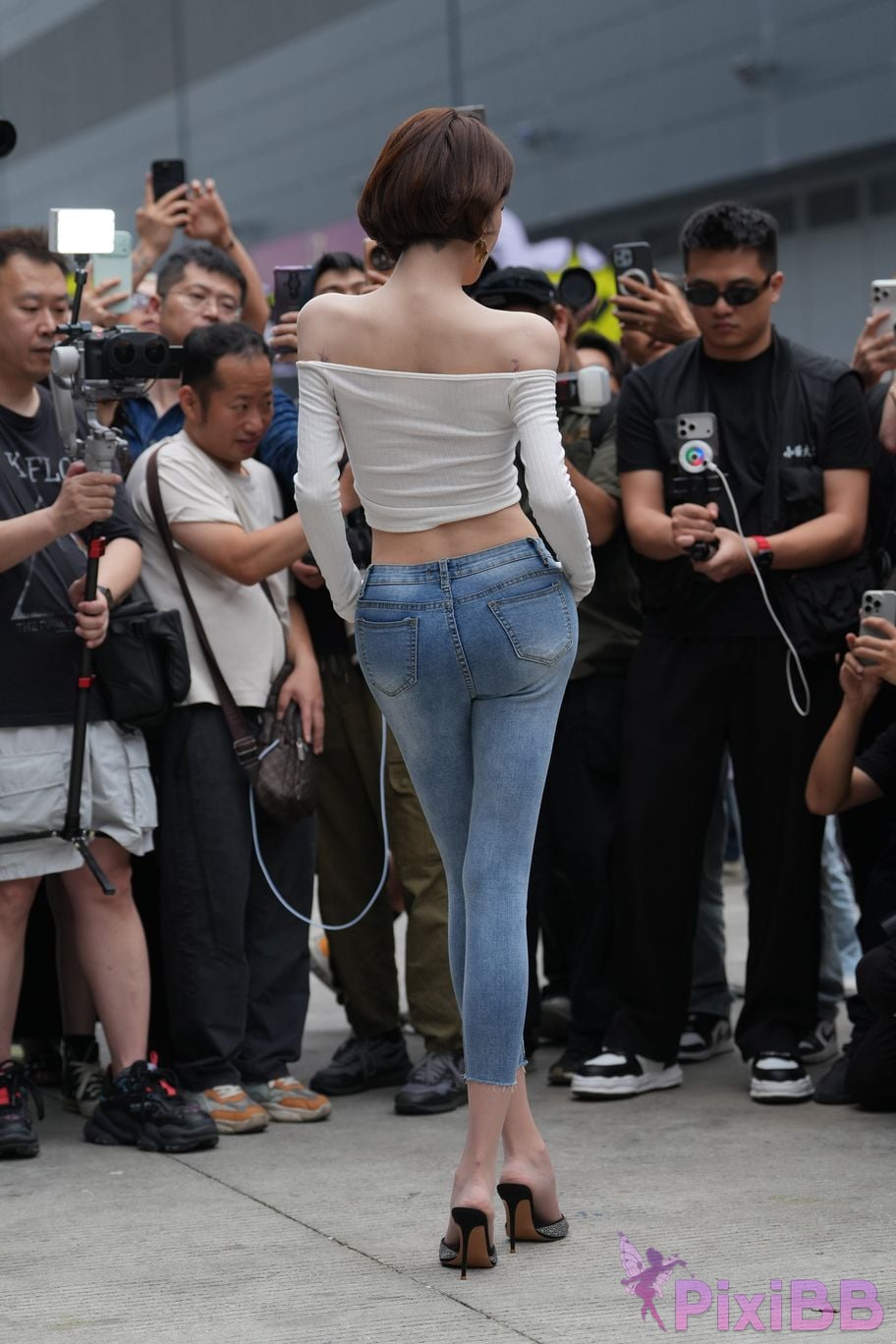 Featured Street Photography Works No.5744 Silk little cat Dabao in jeans PixiBB.COM 180