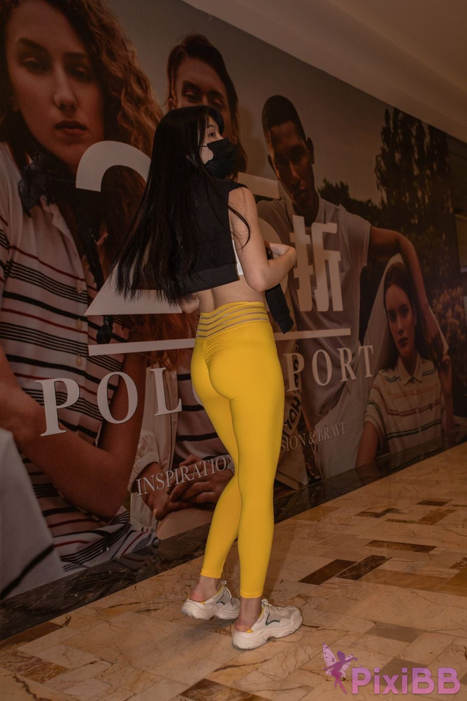 Featured Street Photography Works No.5746 Yellow yoga pants PixiBB.COM 002