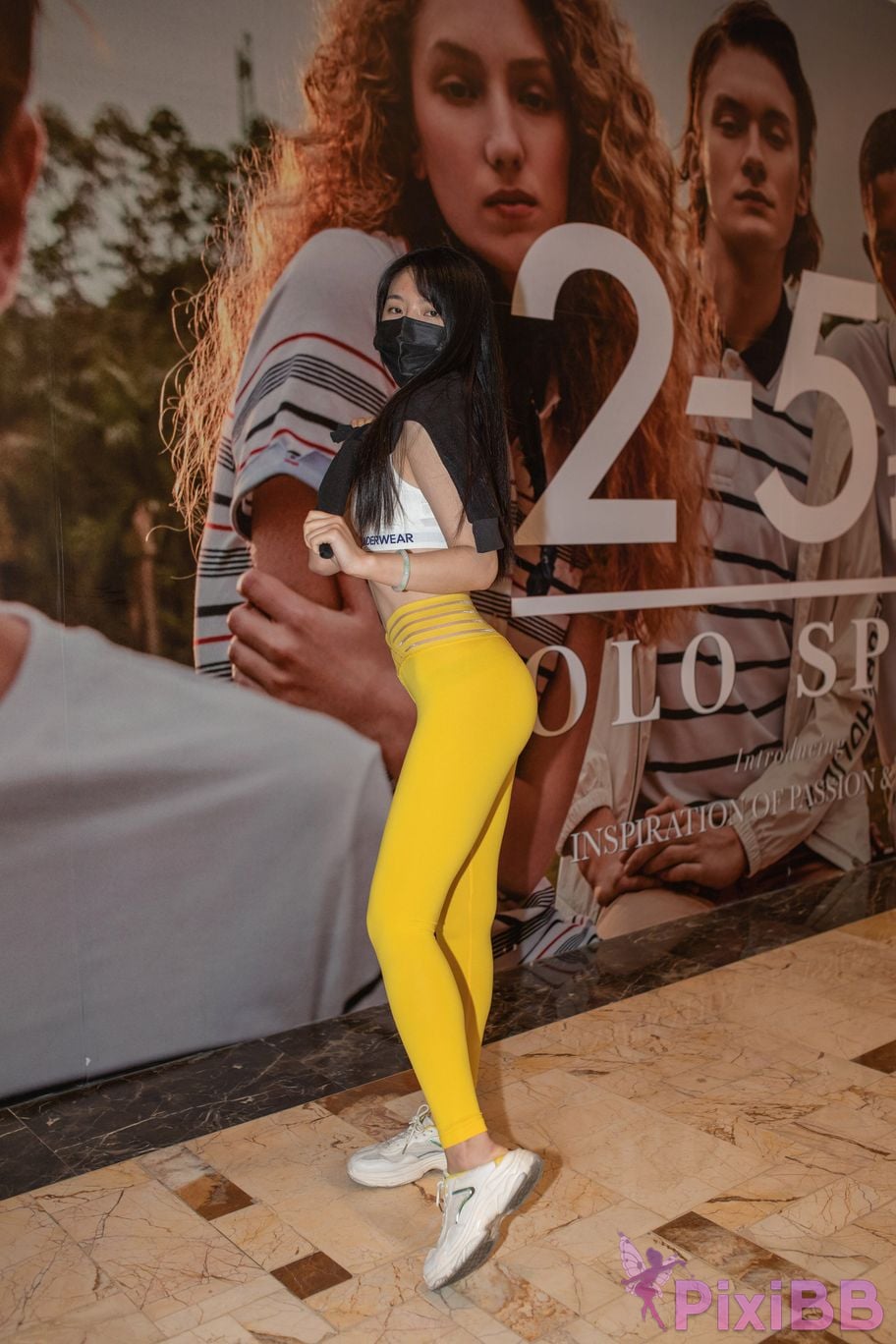 Featured Street Photography Works No.5746 Yellow yoga pants PixiBB.COM 006