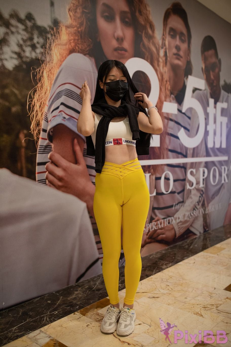 Featured Street Photography Works No.5746 Yellow yoga pants PixiBB.COM 013