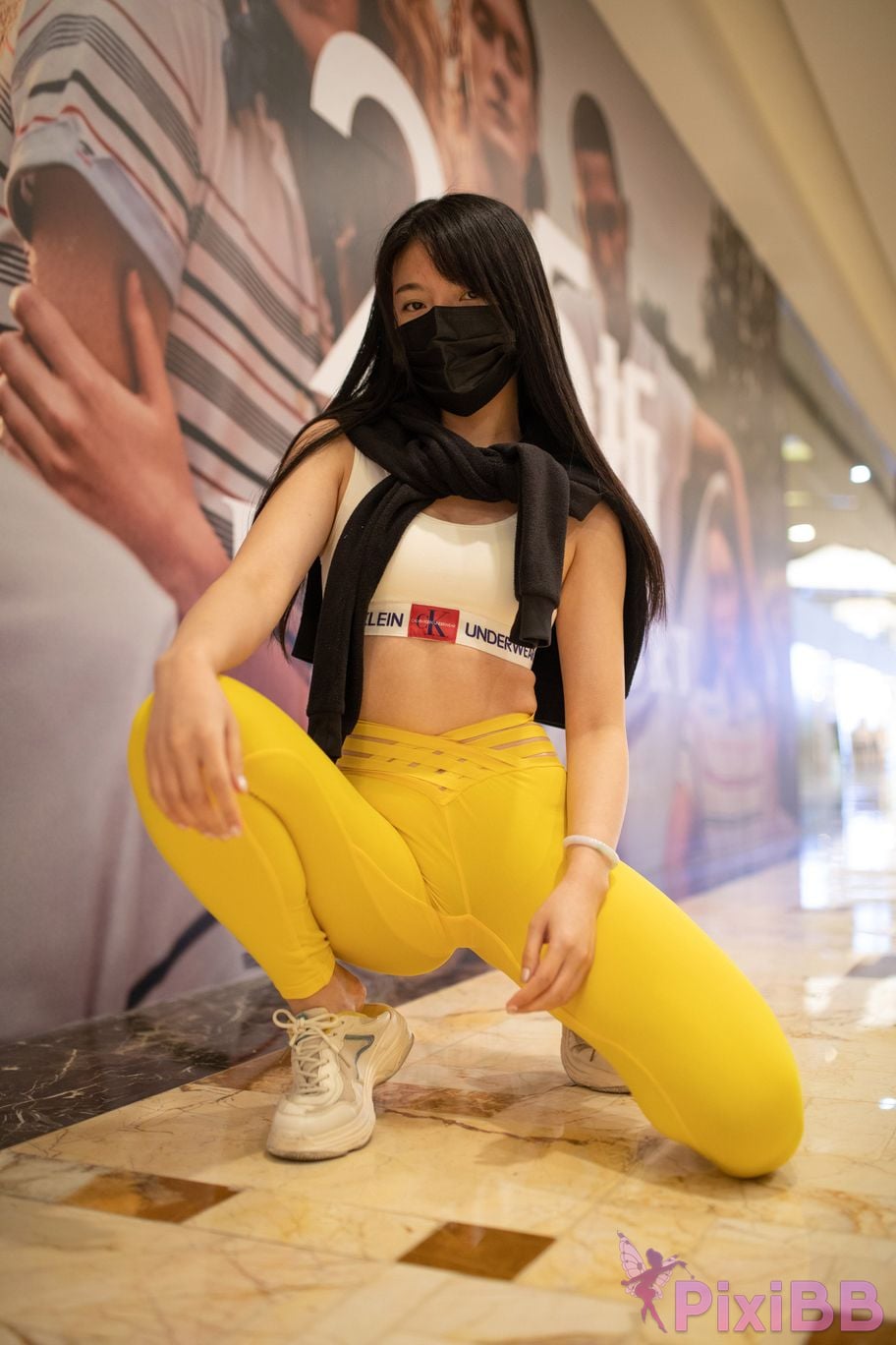Featured Street Photography Works No.5746 Yellow yoga pants PixiBB.COM 014