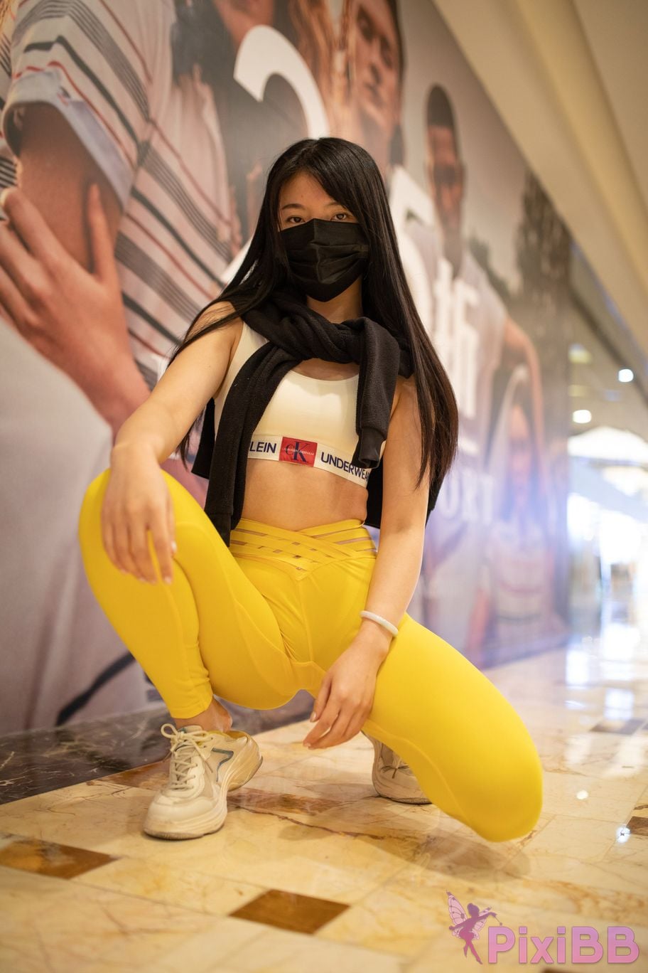 Featured Street Photography Works No.5746 Yellow yoga pants PixiBB.COM 015