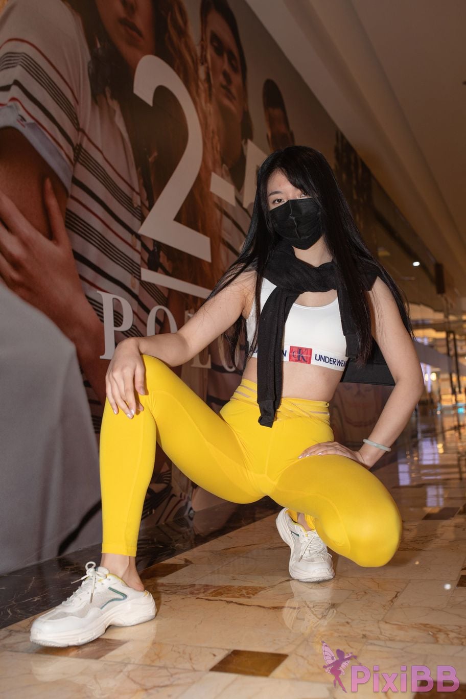 Featured Street Photography Works No.5746 Yellow yoga pants PixiBB.COM 017