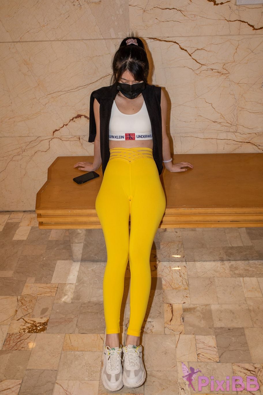 Featured Street Photography Works No.5746 Yellow yoga pants PixiBB.COM 024