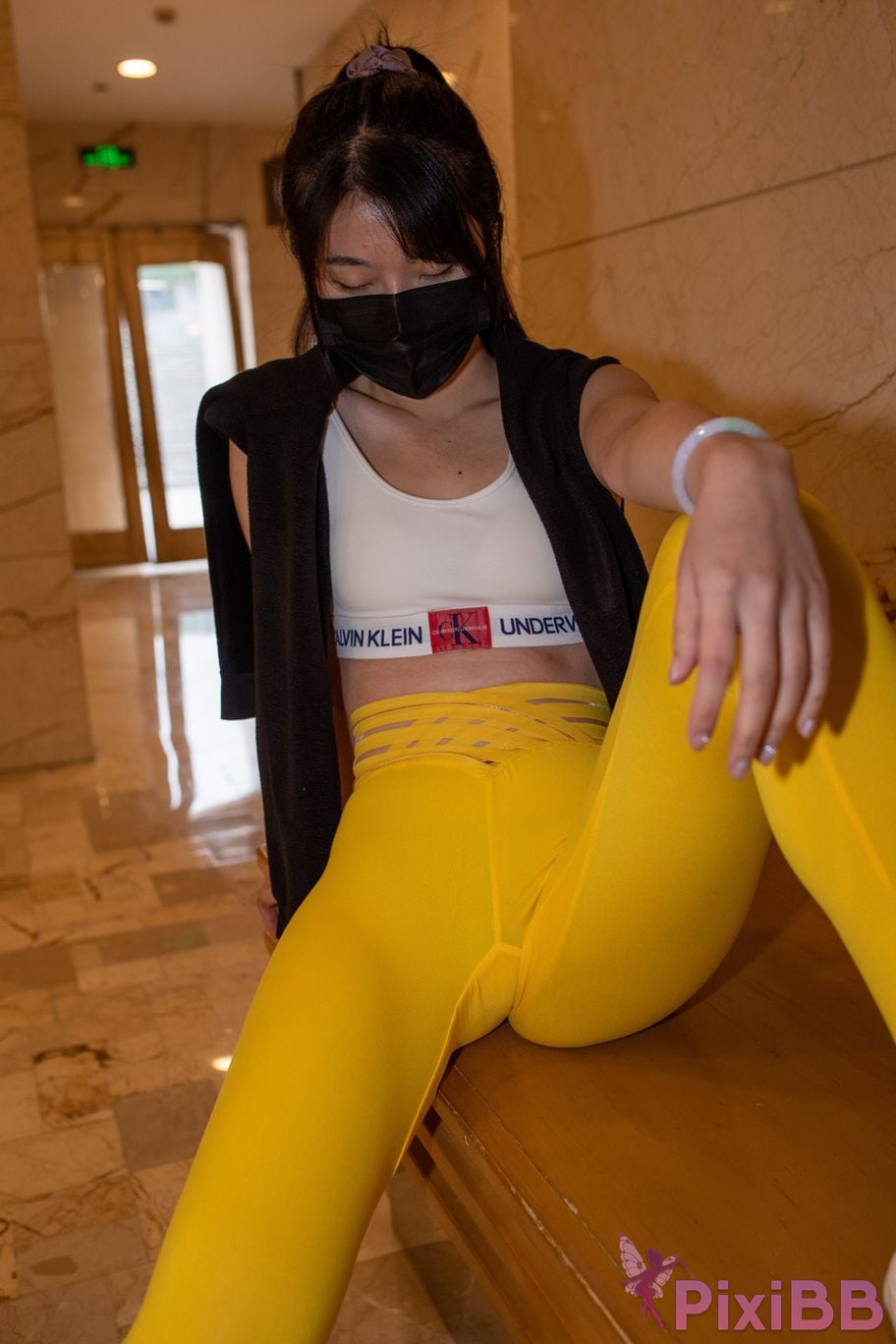 Featured Street Photography Works No.5746 Yellow yoga pants PixiBB.COM 030