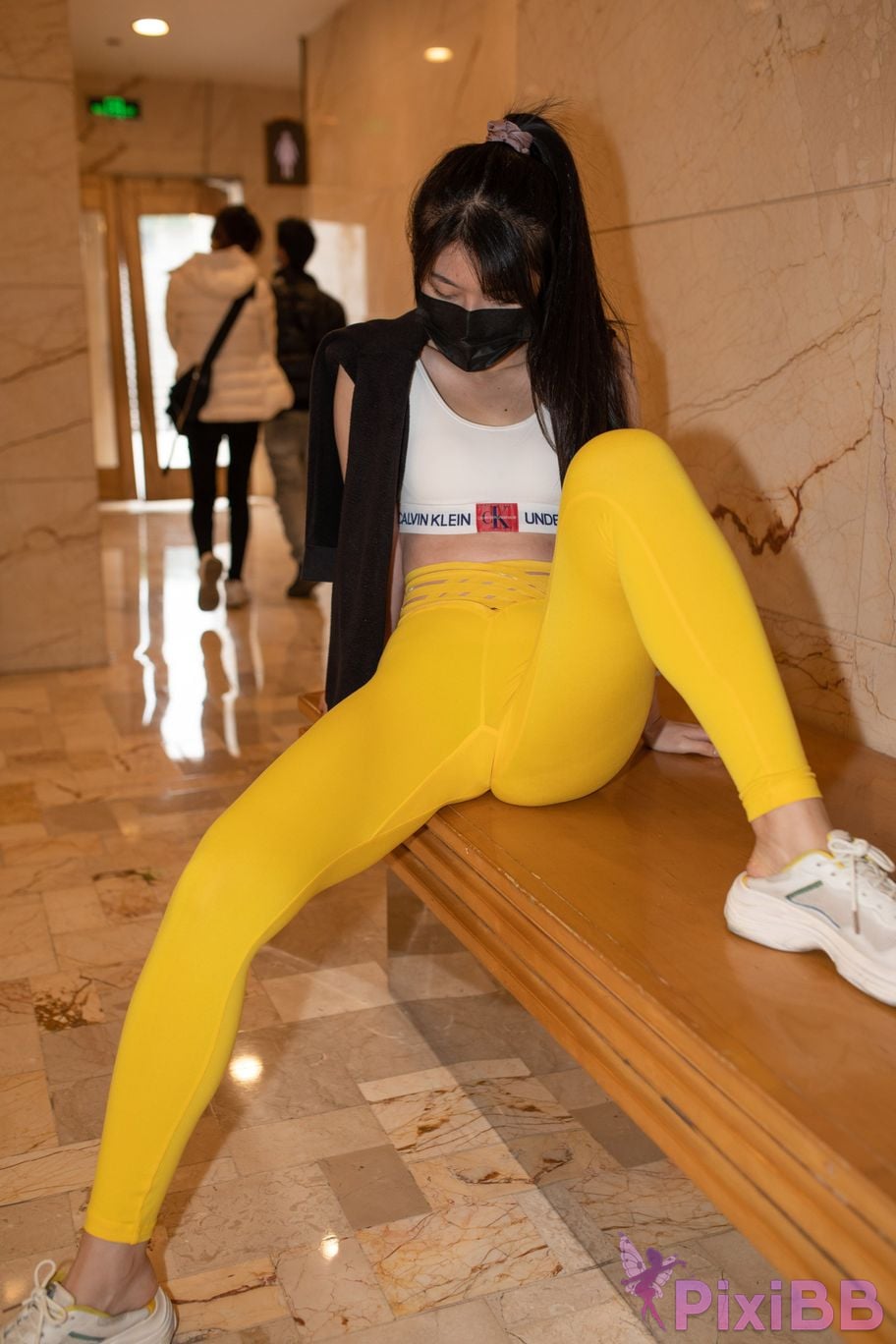 Featured Street Photography Works No.5746 Yellow yoga pants PixiBB.COM 033