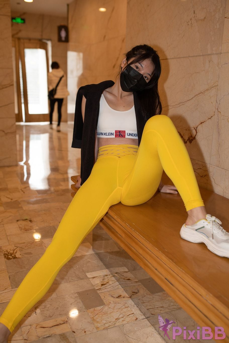 Featured Street Photography Works No.5746 Yellow yoga pants PixiBB.COM 034