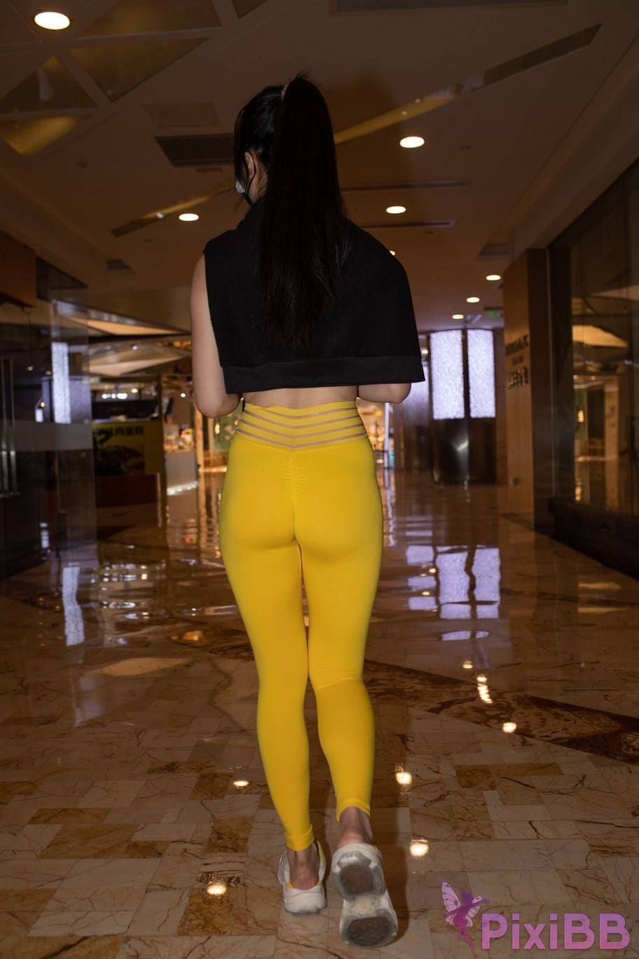 Featured Street Photography Works No.5746 Yellow yoga pants PixiBB.COM 041