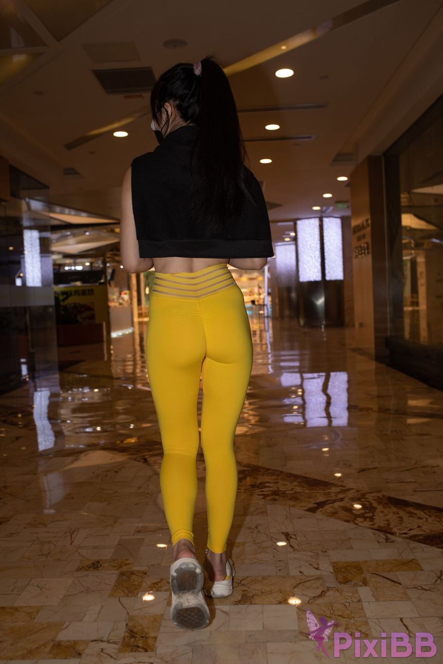 Featured Street Photography Works No.5746 Yellow yoga pants PixiBB.COM 042