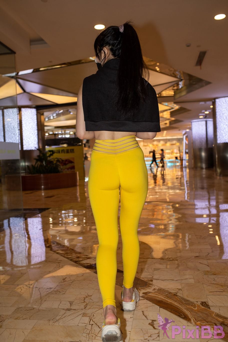 Featured Street Photography Works No.5746 Yellow yoga pants PixiBB.COM 044