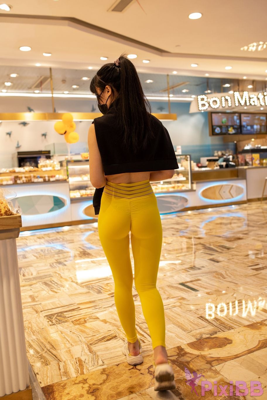 Featured Street Photography Works No.5746 Yellow yoga pants PixiBB.COM 049