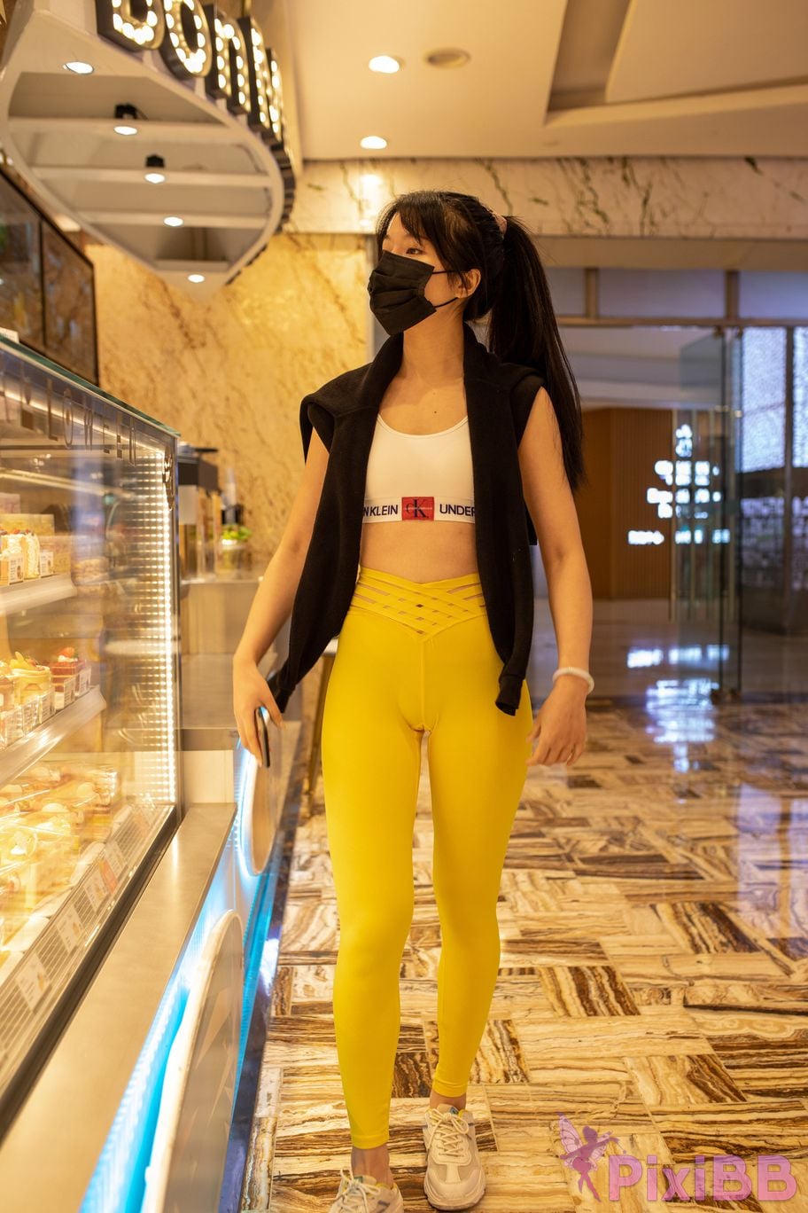 Featured Street Photography Works No.5746 Yellow yoga pants PixiBB.COM 069