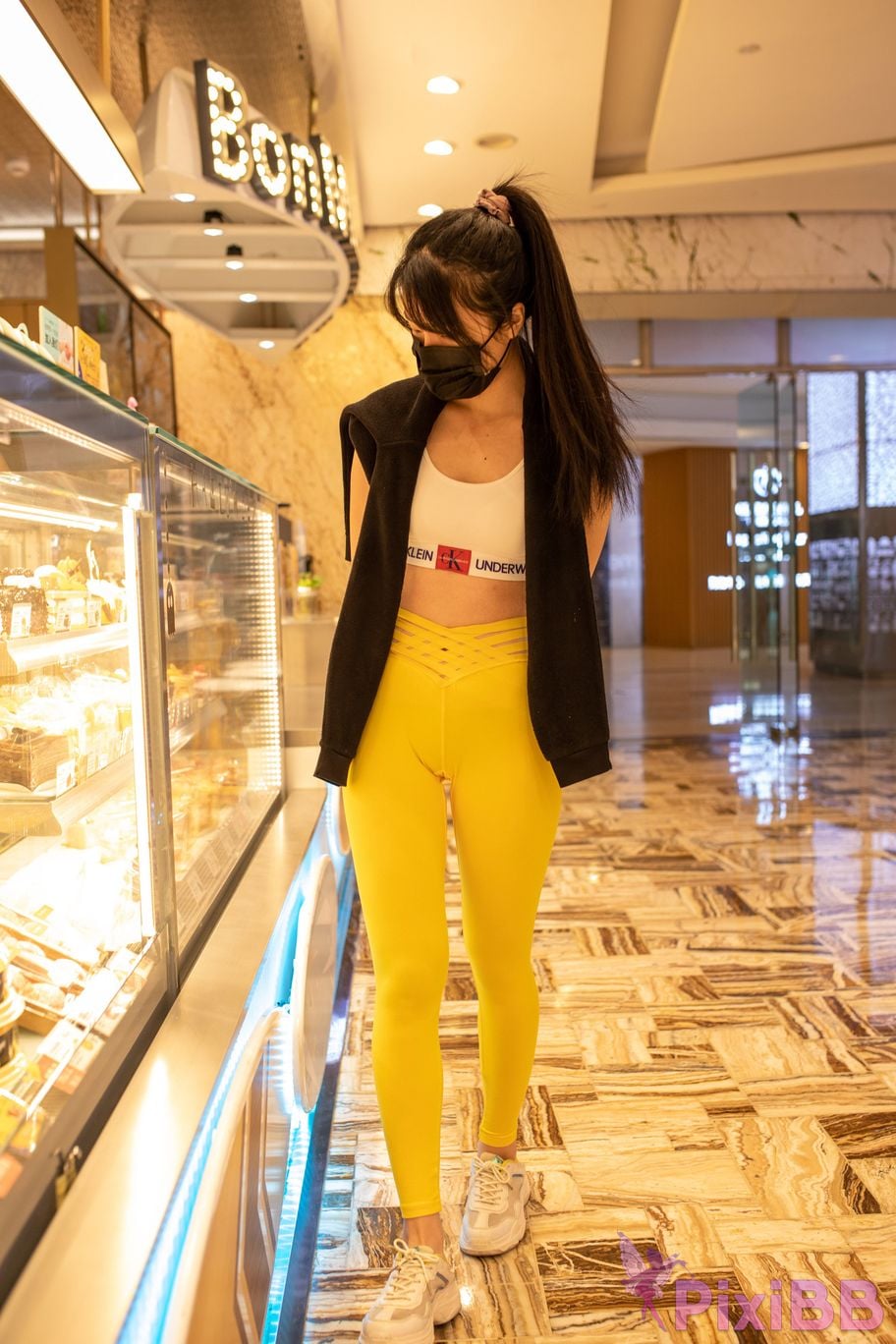 Featured Street Photography Works No.5746 Yellow yoga pants PixiBB.COM 073