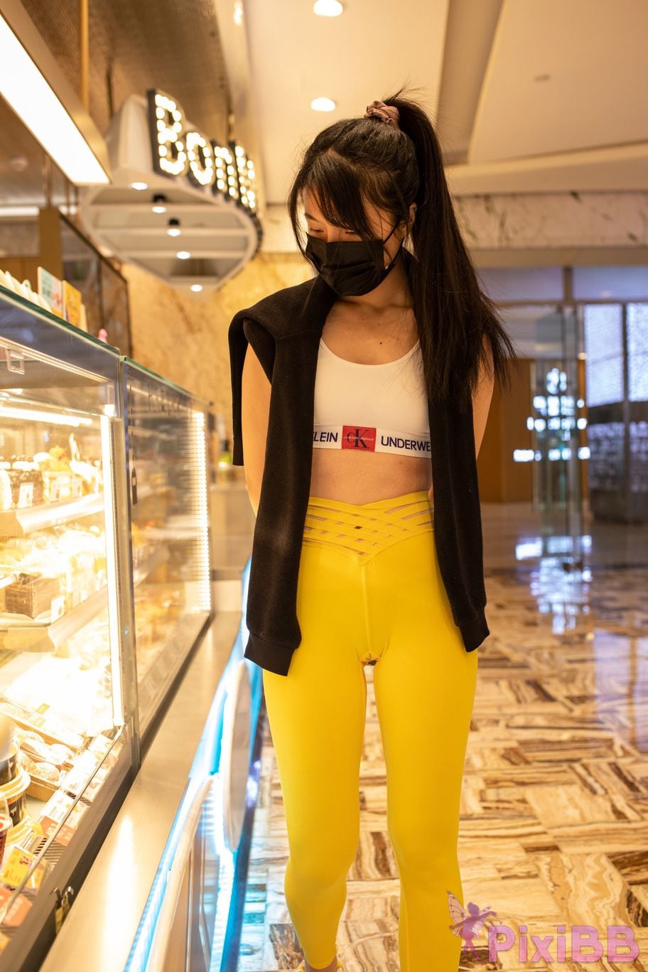 Featured Street Photography Works No.5746 Yellow yoga pants PixiBB.COM 075