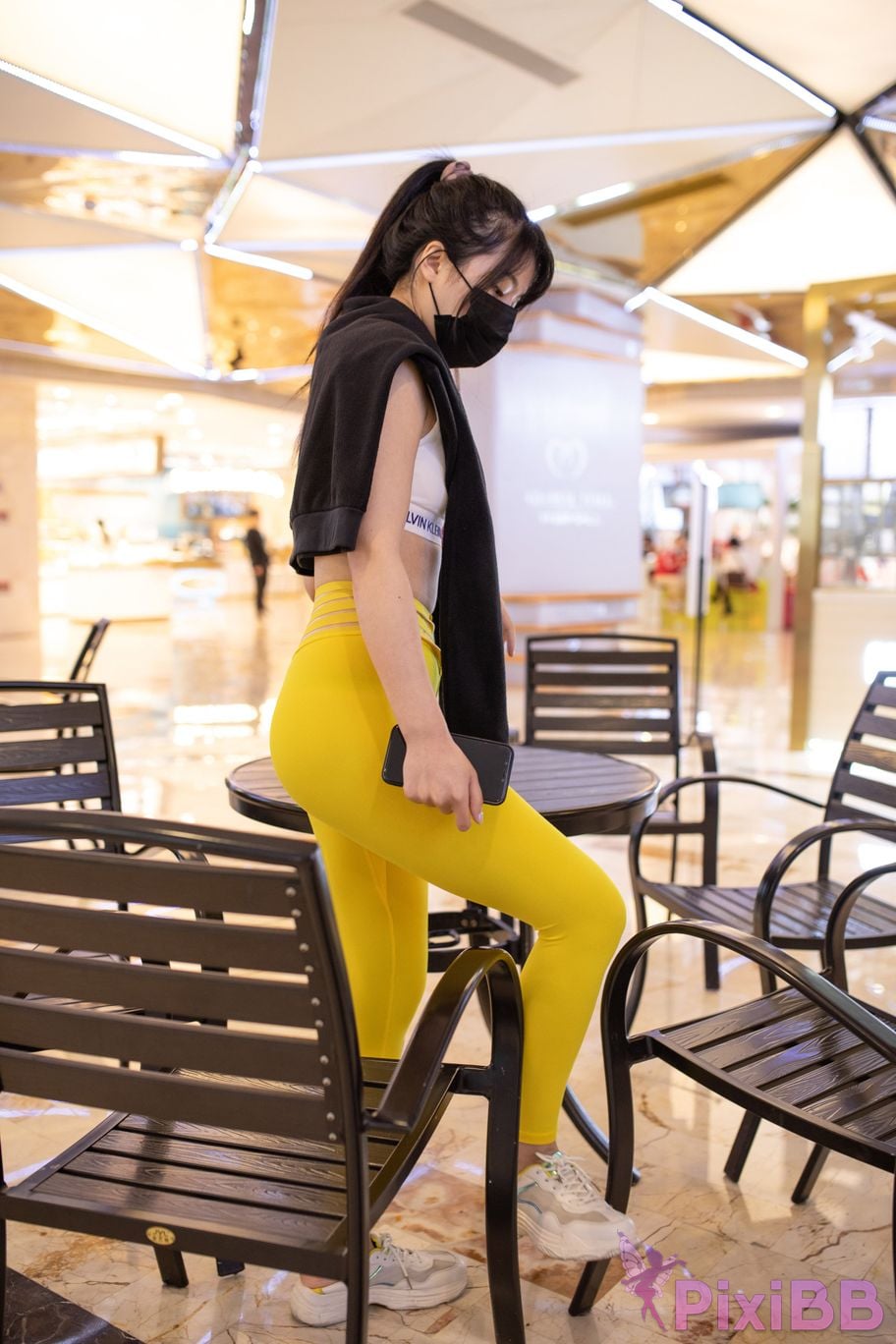Featured Street Photography Works No.5746 Yellow yoga pants PixiBB.COM 091