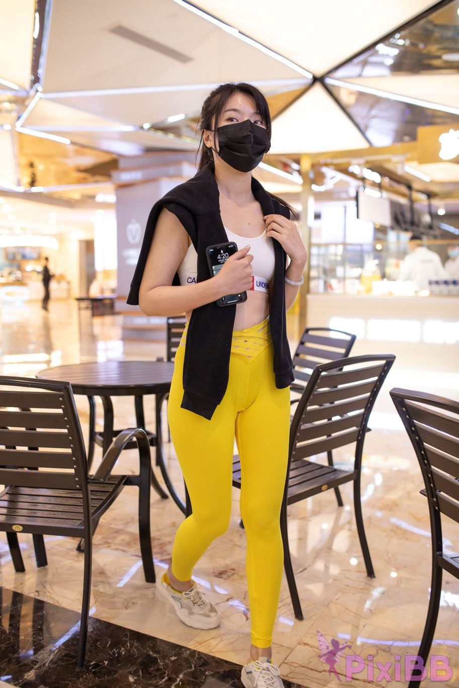 Featured Street Photography Works No.5746 Yellow yoga pants PixiBB.COM 092