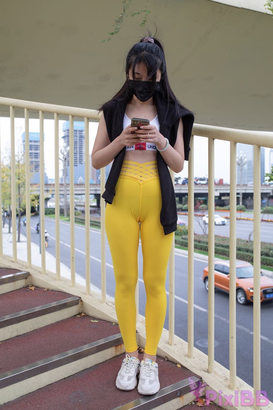 Featured Street Photography Works No.5746 Yellow yoga pants PixiBB.COM 123