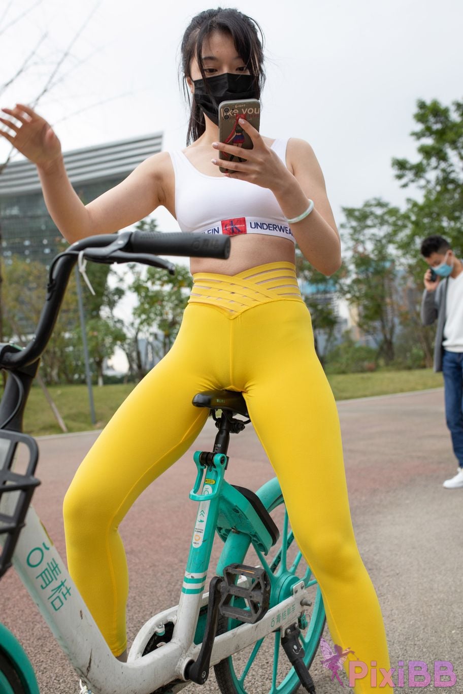 Featured Street Photography Works No.5746 Yellow yoga pants PixiBB.COM 222