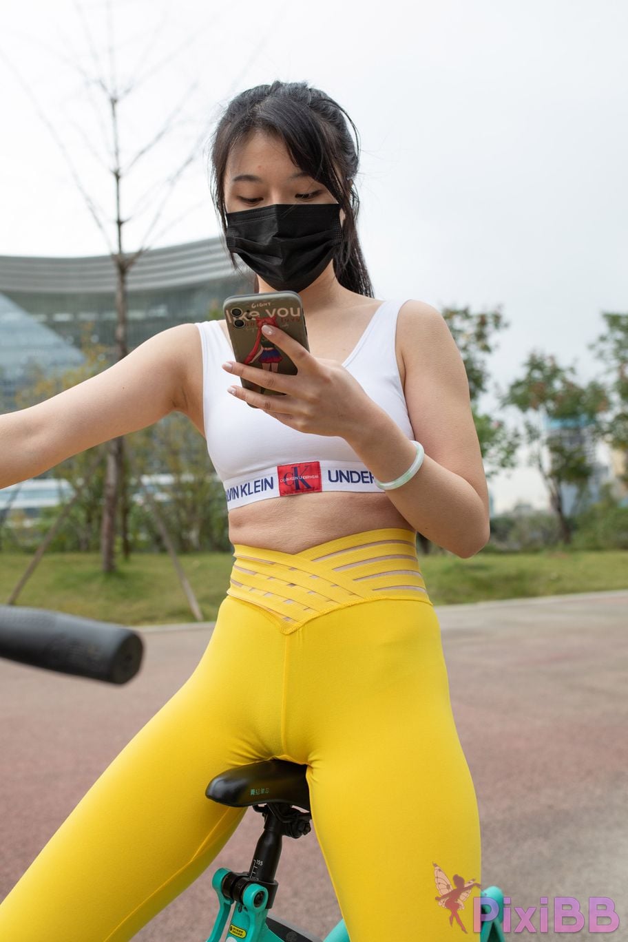 Featured Street Photography Works No.5746 Yellow yoga pants PixiBB.COM 225