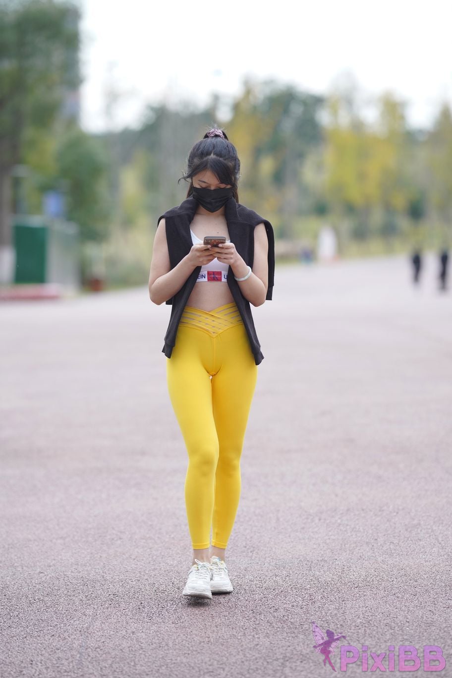 Featured Street Photography Works No.5746 Yellow yoga pants PixiBB.COM 244