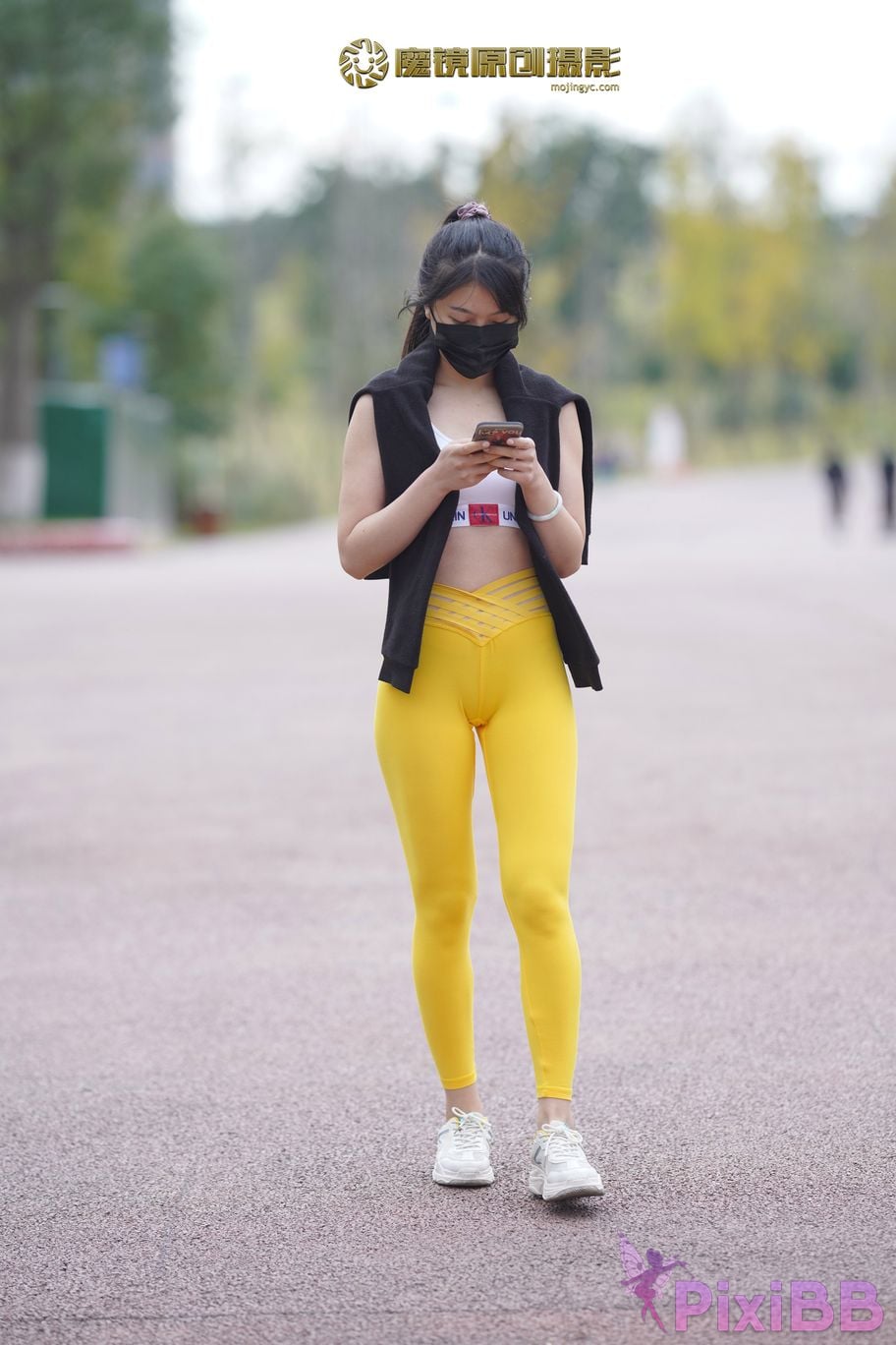 Featured Street Photography Works No.5746 Yellow yoga pants PixiBB.COM 245