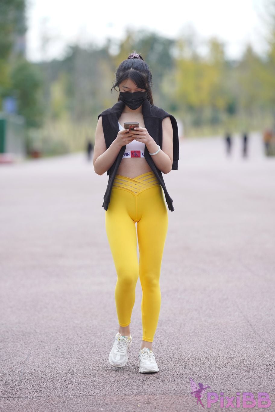 Featured Street Photography Works No.5746 Yellow yoga pants PixiBB.COM 246