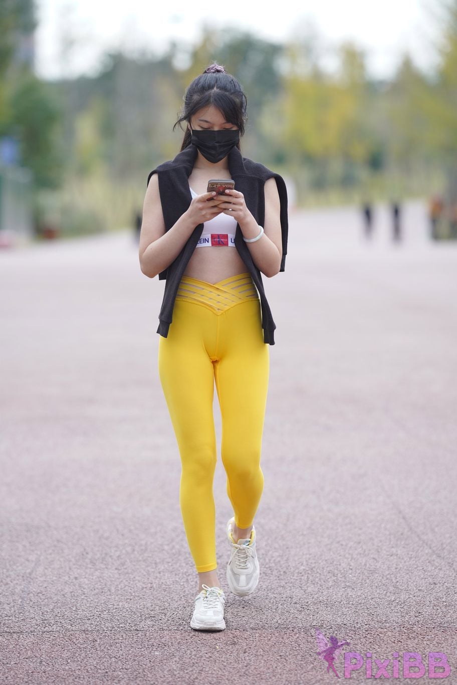 Featured Street Photography Works No.5746 Yellow yoga pants PixiBB.COM 247
