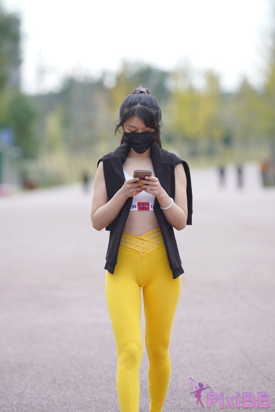 Featured Street Photography Works No.5746 Yellow yoga pants PixiBB.COM 249