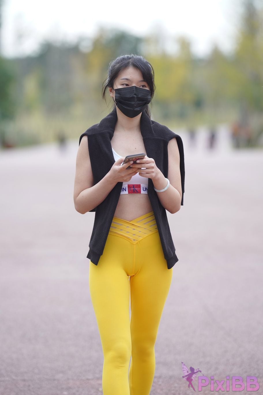 Featured Street Photography Works No.5746 Yellow yoga pants PixiBB.COM 250