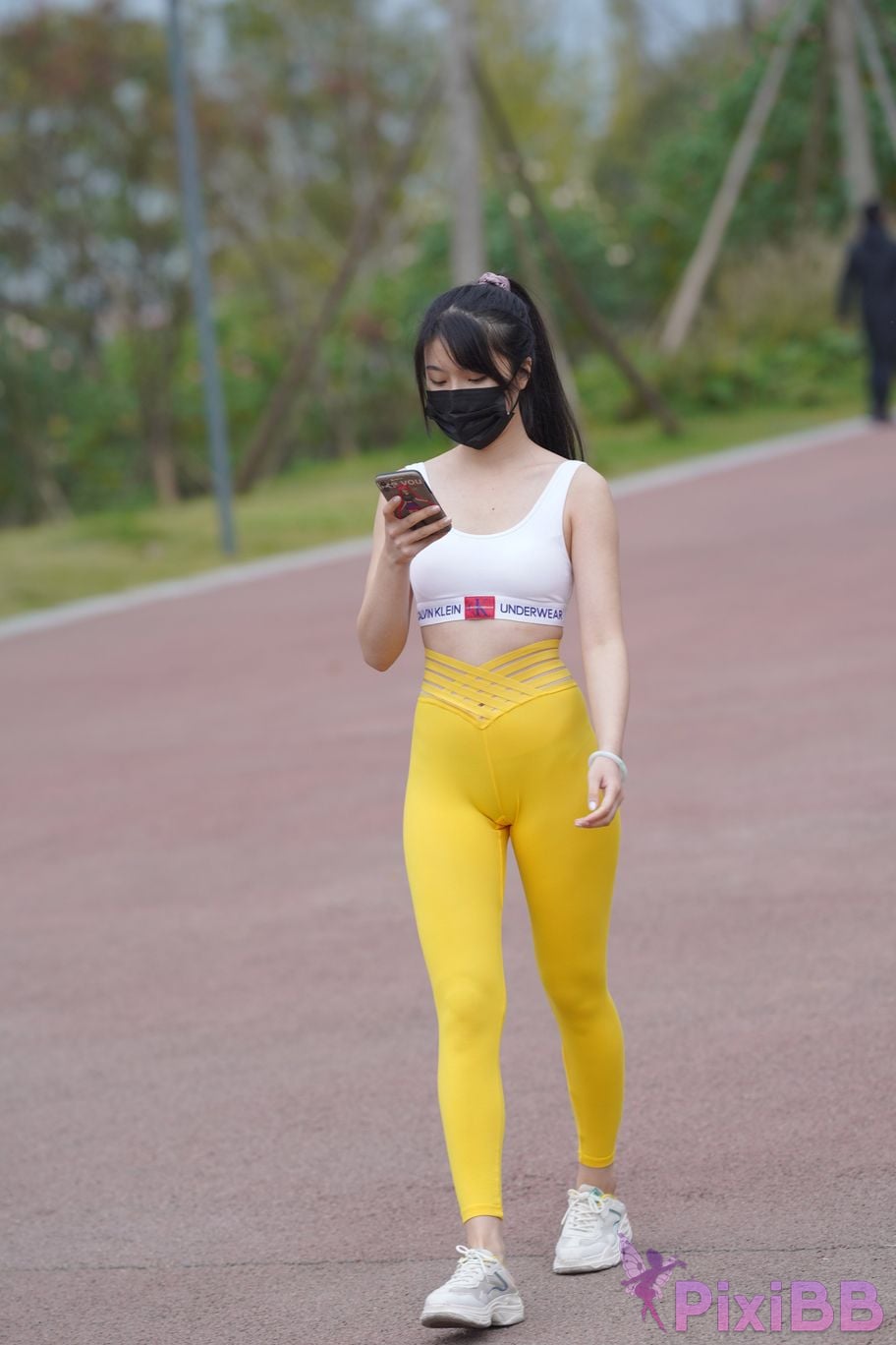 Featured Street Photography Works No.5746 Yellow yoga pants PixiBB.COM 288