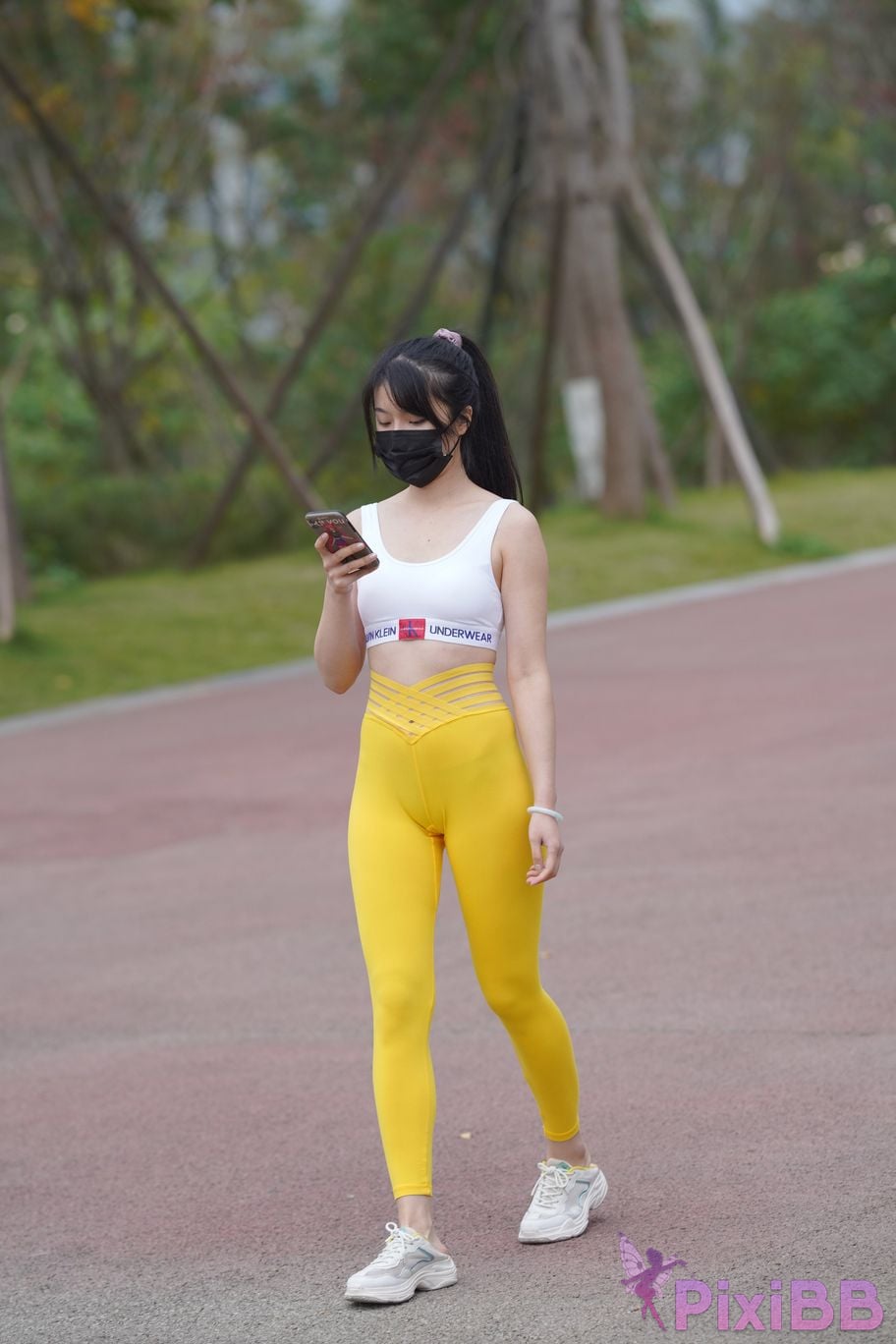 Featured Street Photography Works No.5746 Yellow yoga pants PixiBB.COM 290