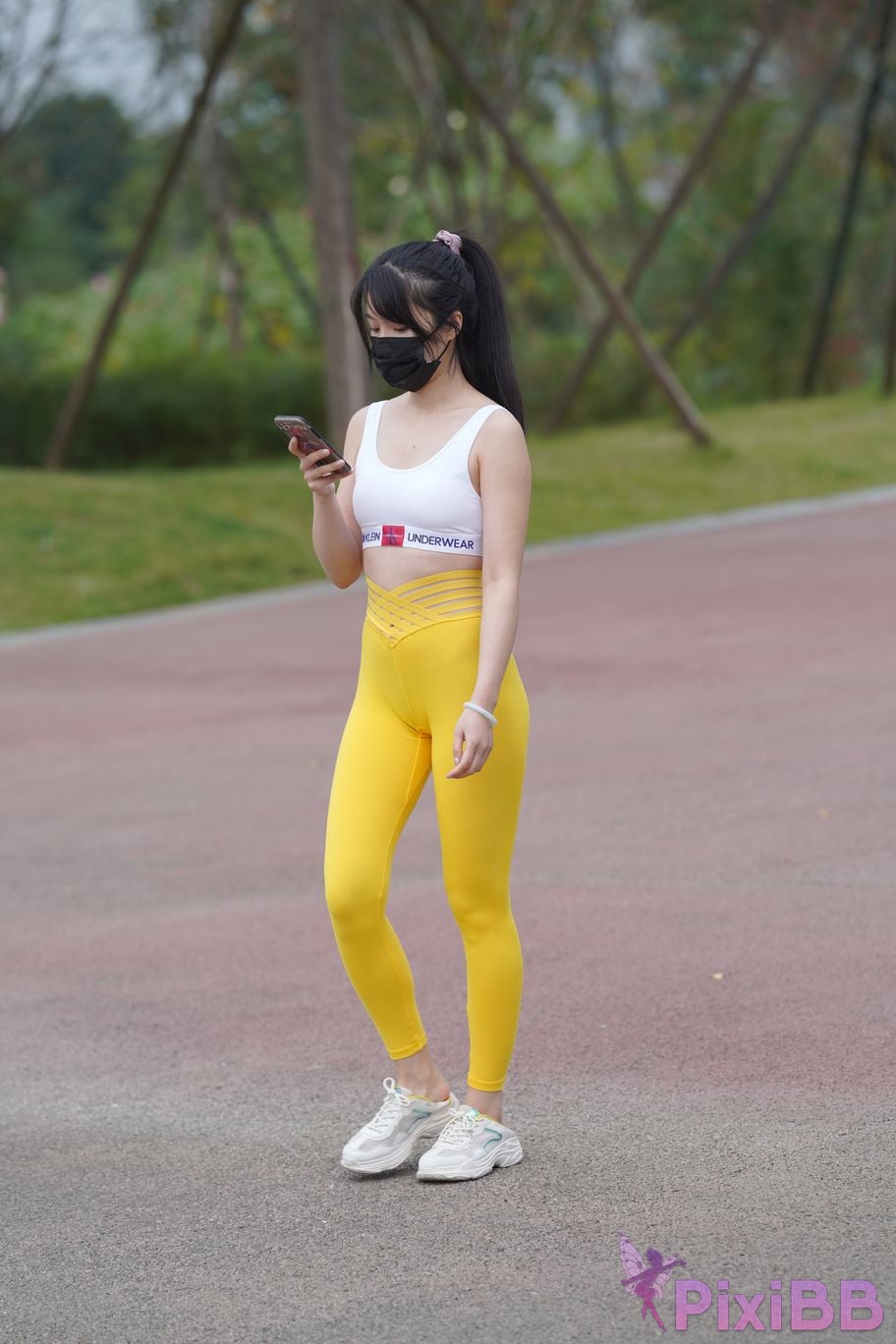 Featured Street Photography Works No.5746 Yellow yoga pants PixiBB.COM 291
