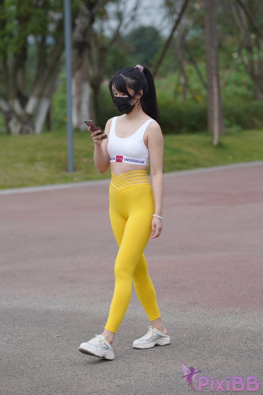 Featured Street Photography Works No.5746 Yellow yoga pants PixiBB.COM 292