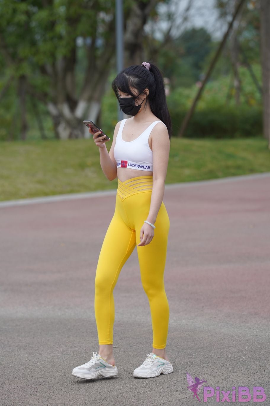 Featured Street Photography Works No.5746 Yellow yoga pants PixiBB.COM 293