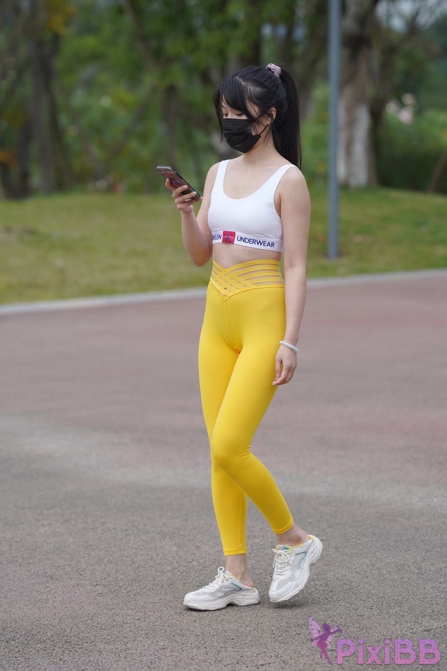 Featured Street Photography Works No.5746 Yellow yoga pants PixiBB.COM 294
