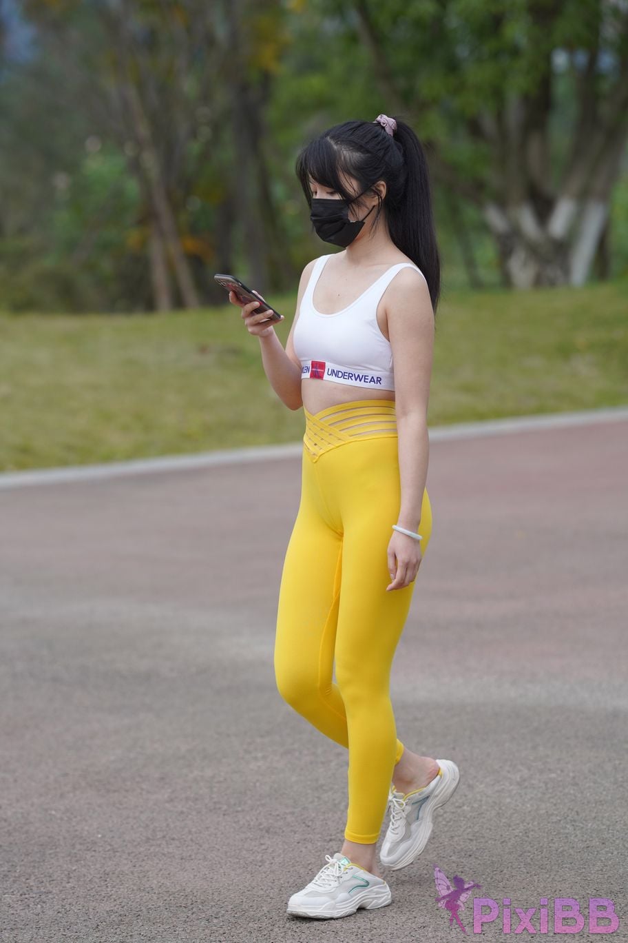 Featured Street Photography Works No.5746 Yellow yoga pants PixiBB.COM 295