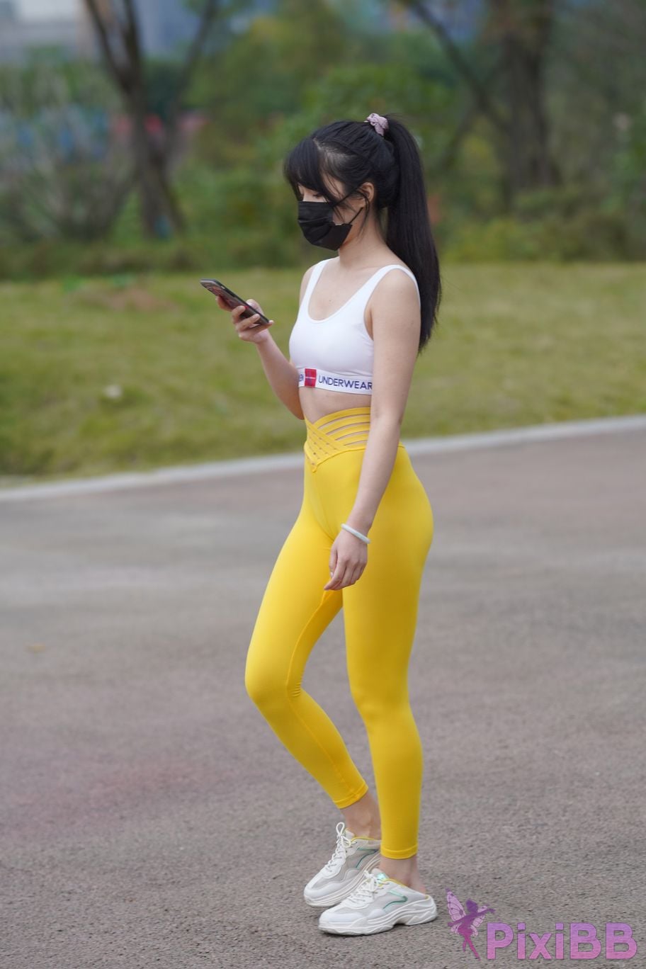 Featured Street Photography Works No.5746 Yellow yoga pants PixiBB.COM 296