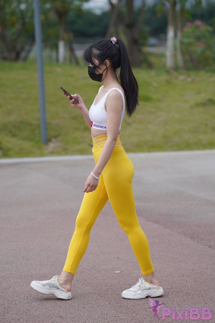 Featured Street Photography Works No.5746 Yellow yoga pants PixiBB.COM 298