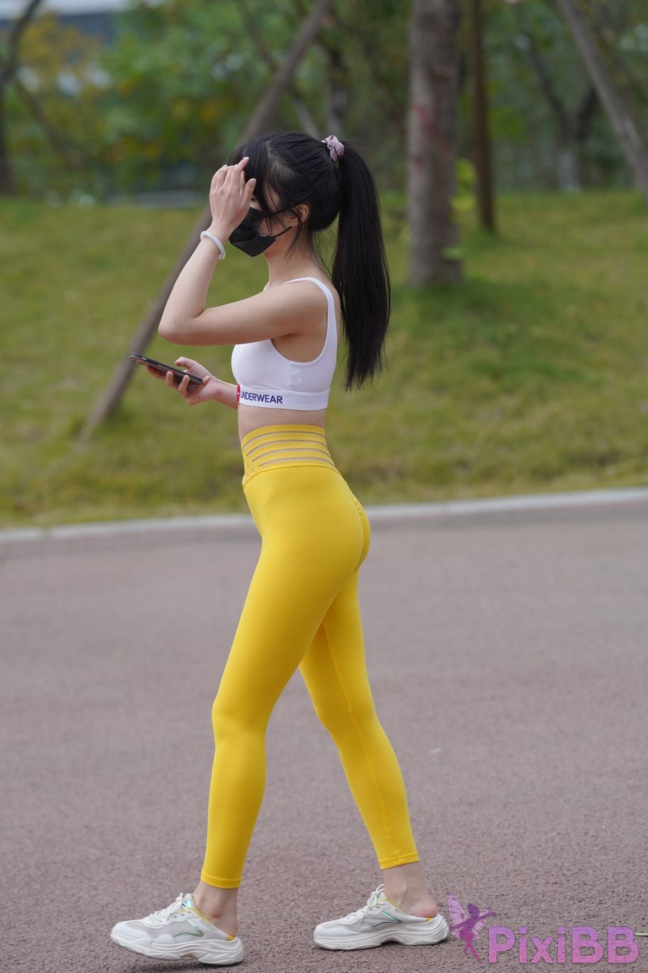 Featured Street Photography Works No.5746 Yellow yoga pants PixiBB.COM 300