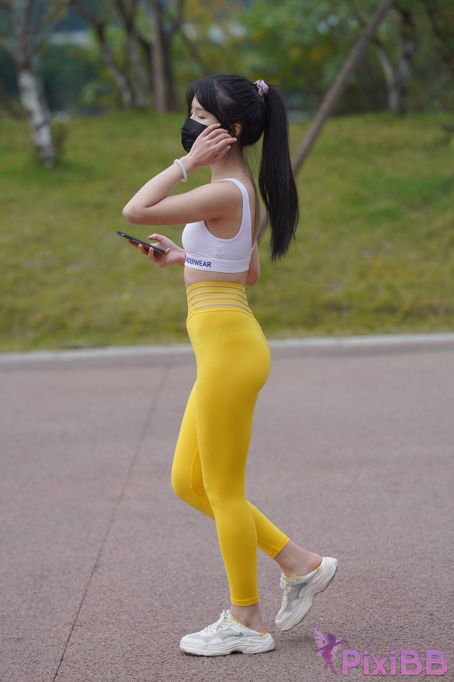 Featured Street Photography Works No.5746 Yellow yoga pants PixiBB.COM 301
