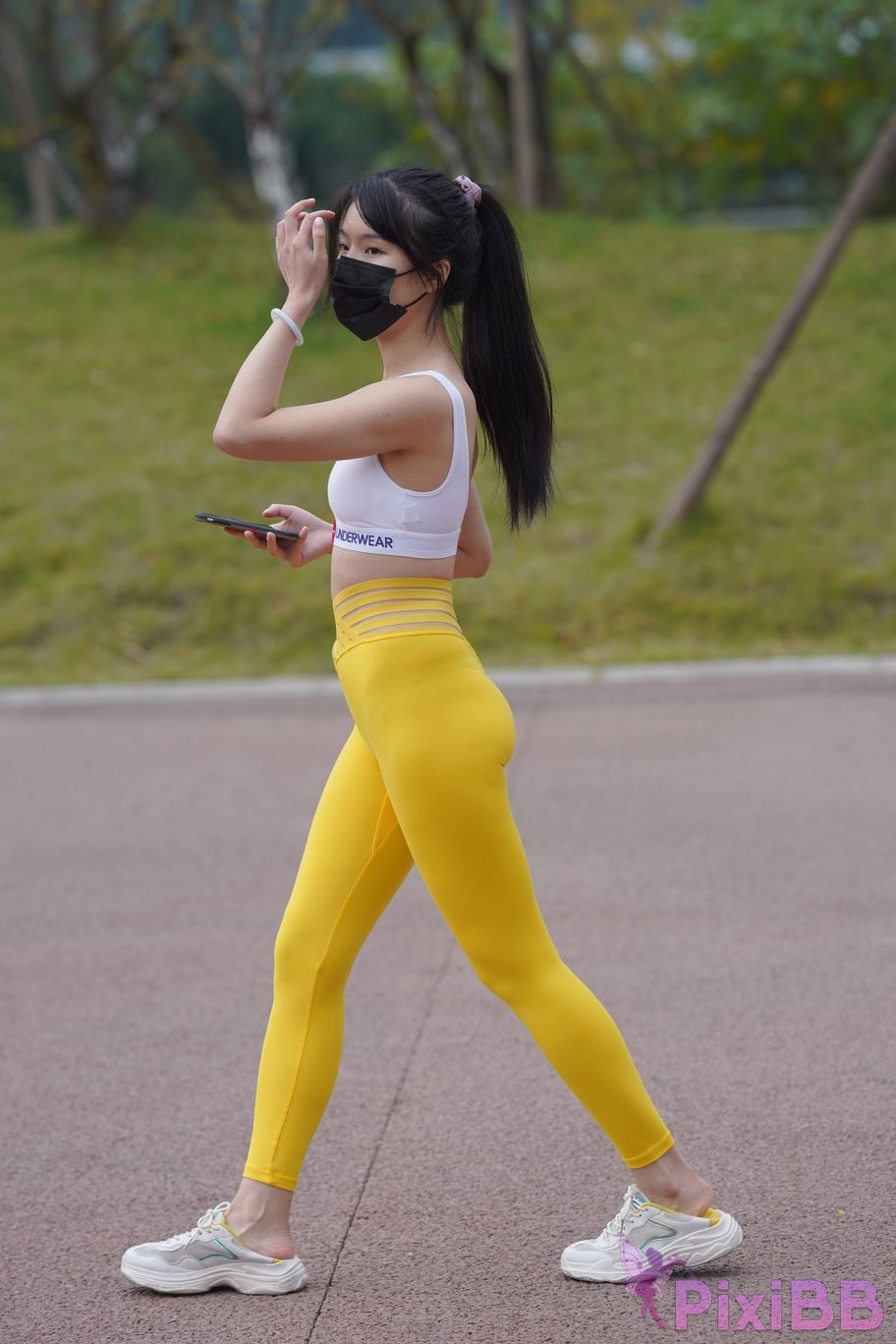 Featured Street Photography Works No.5746 Yellow yoga pants PixiBB.COM 302