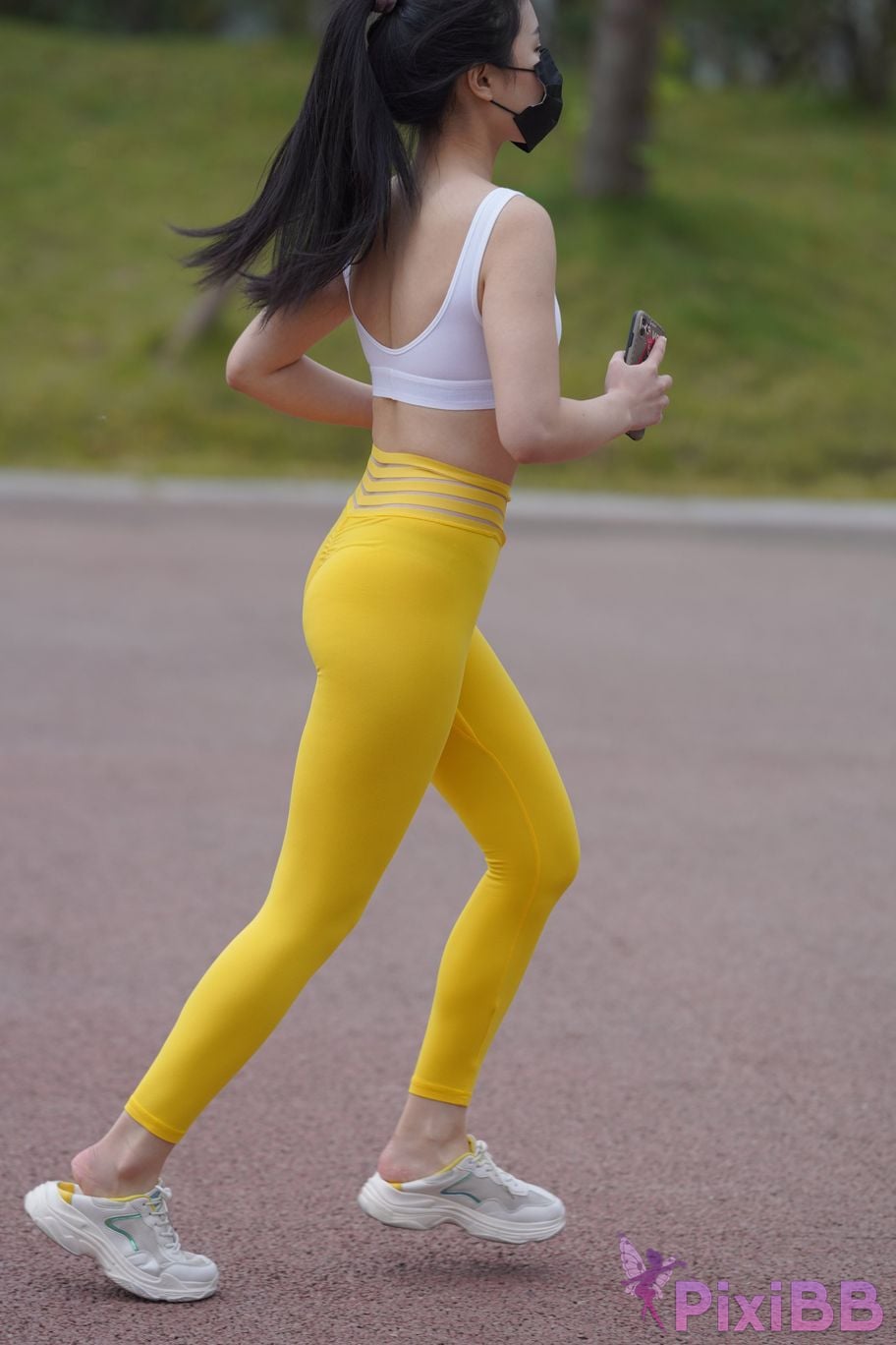 Featured Street Photography Works No.5746 Yellow yoga pants PixiBB.COM 356