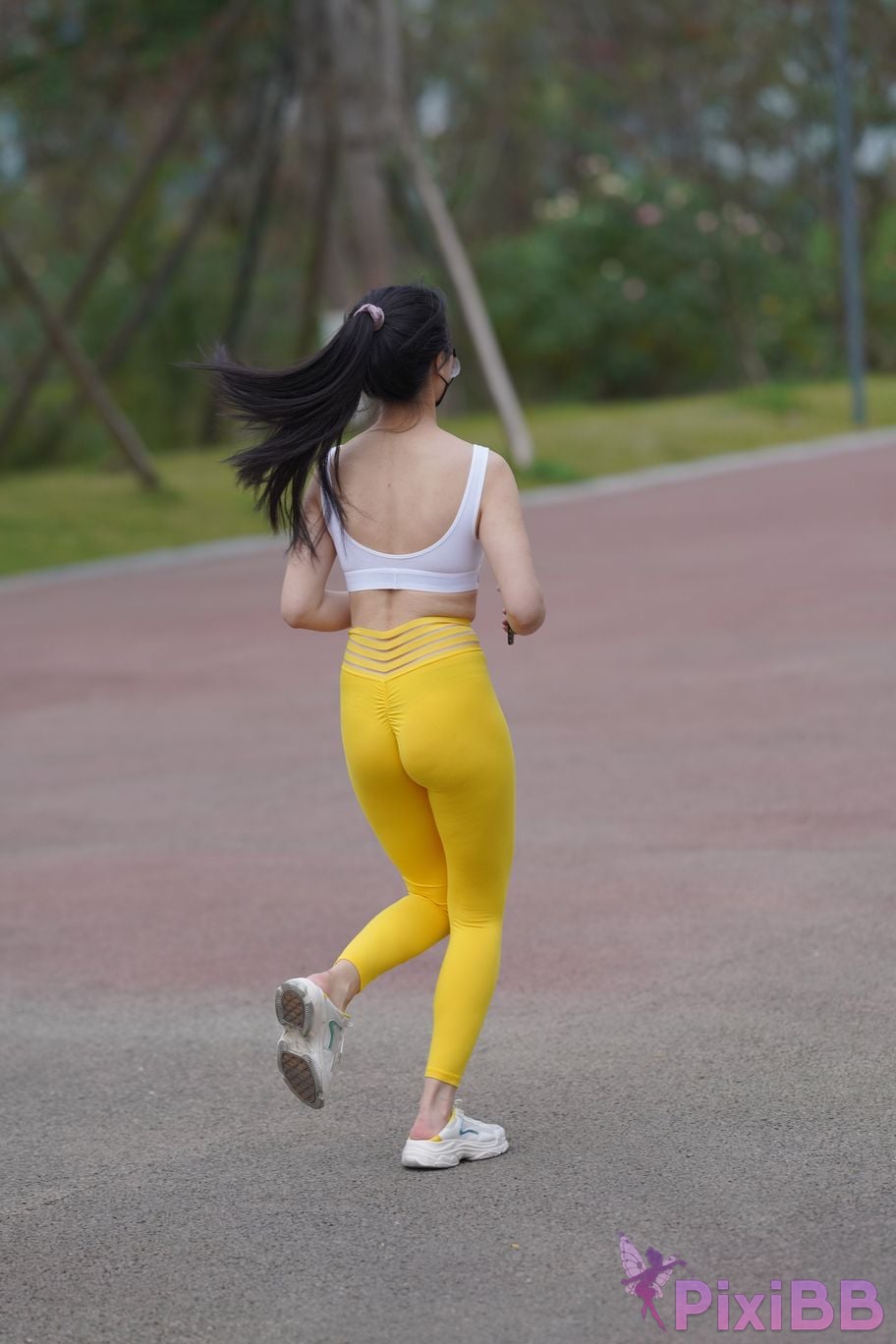 Featured Street Photography Works No.5746 Yellow yoga pants PixiBB.COM 362