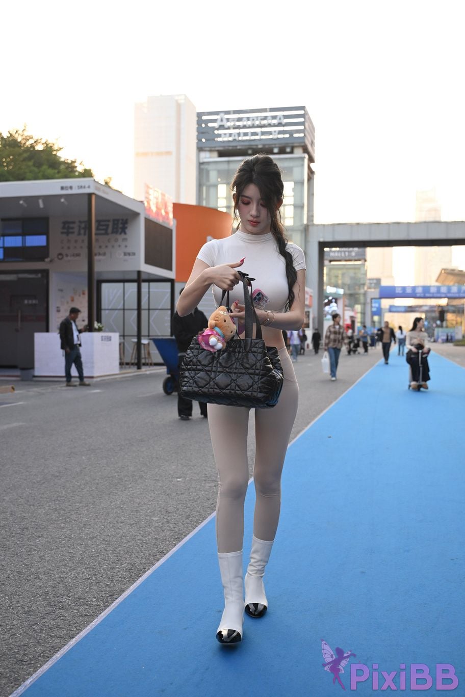 Featured Street Photography Works No.5753 Plump peach pants BB Sauce PixiBB.COM 083