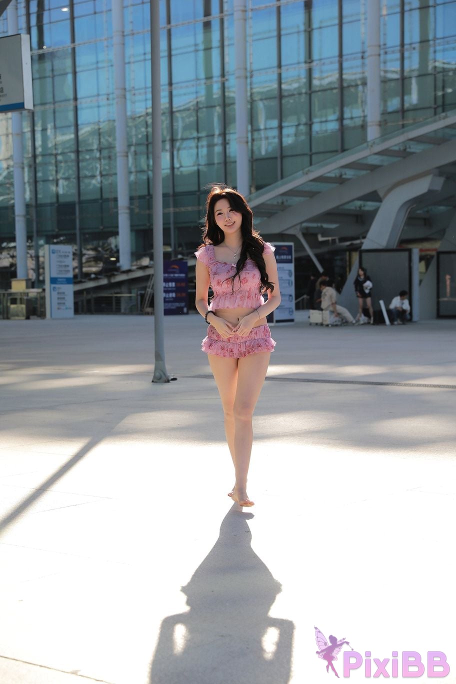 Featured Street Photography Works No.5757 Sexy pink hot pants Xiao Sijia PixiBB.COM 001