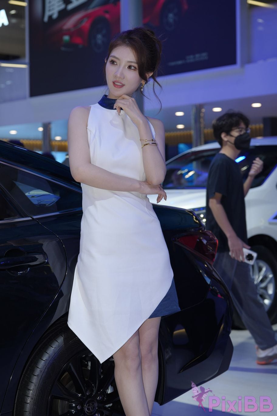 Featured Street Photography Works No.5766 An elegant girl in a white dress wing PixiBB.COM 016